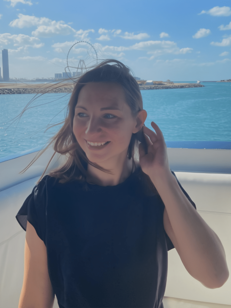Ricarda Kruse mit Rückenwind am Meer in Dubai