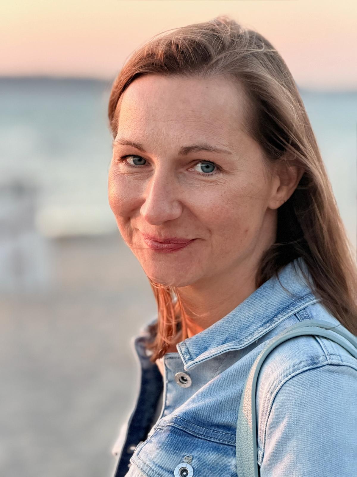 Ricarda Kruse in Jeansjacke am Meer